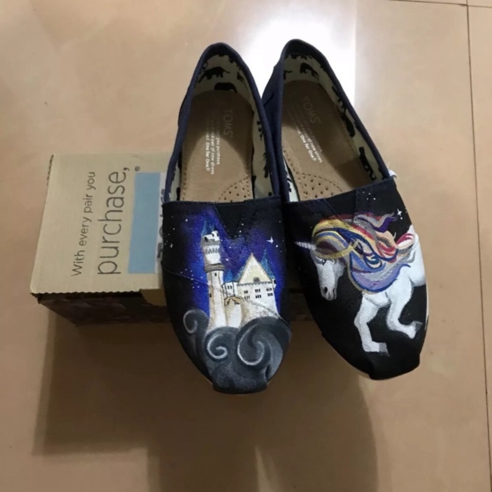 TOMS WOMANS PAINT UNICORN CASTLE SLIP ON SHOES SIZE 7 NWT